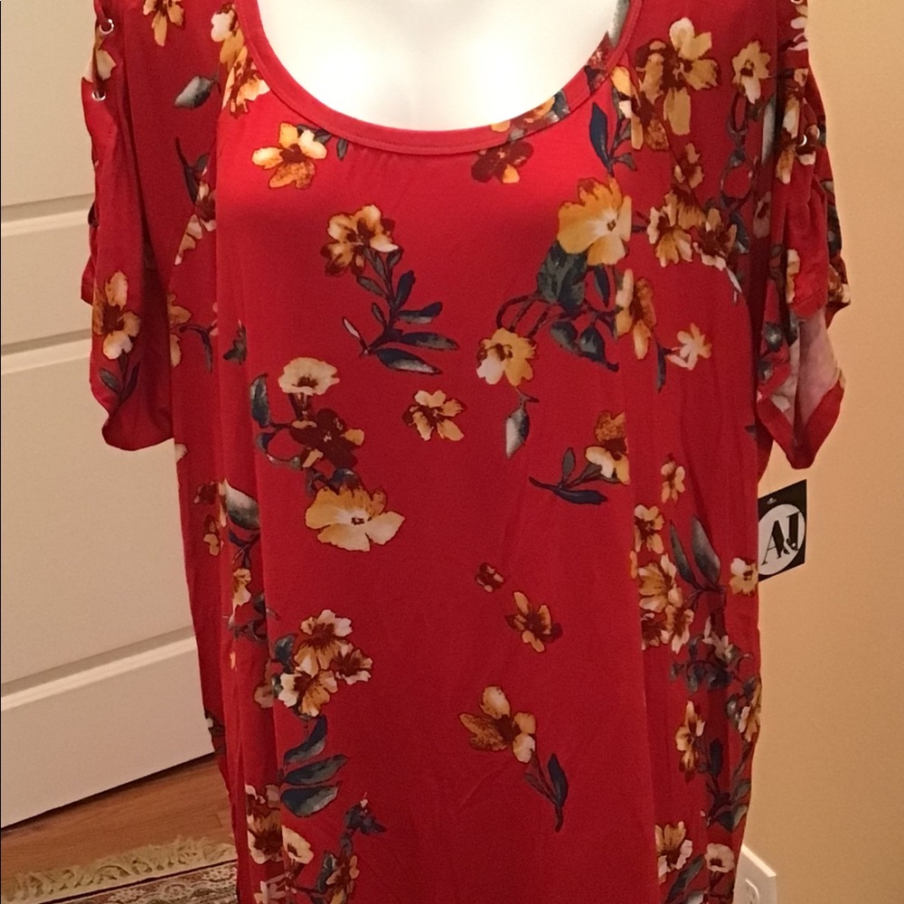 Plus size short sleeves floral top